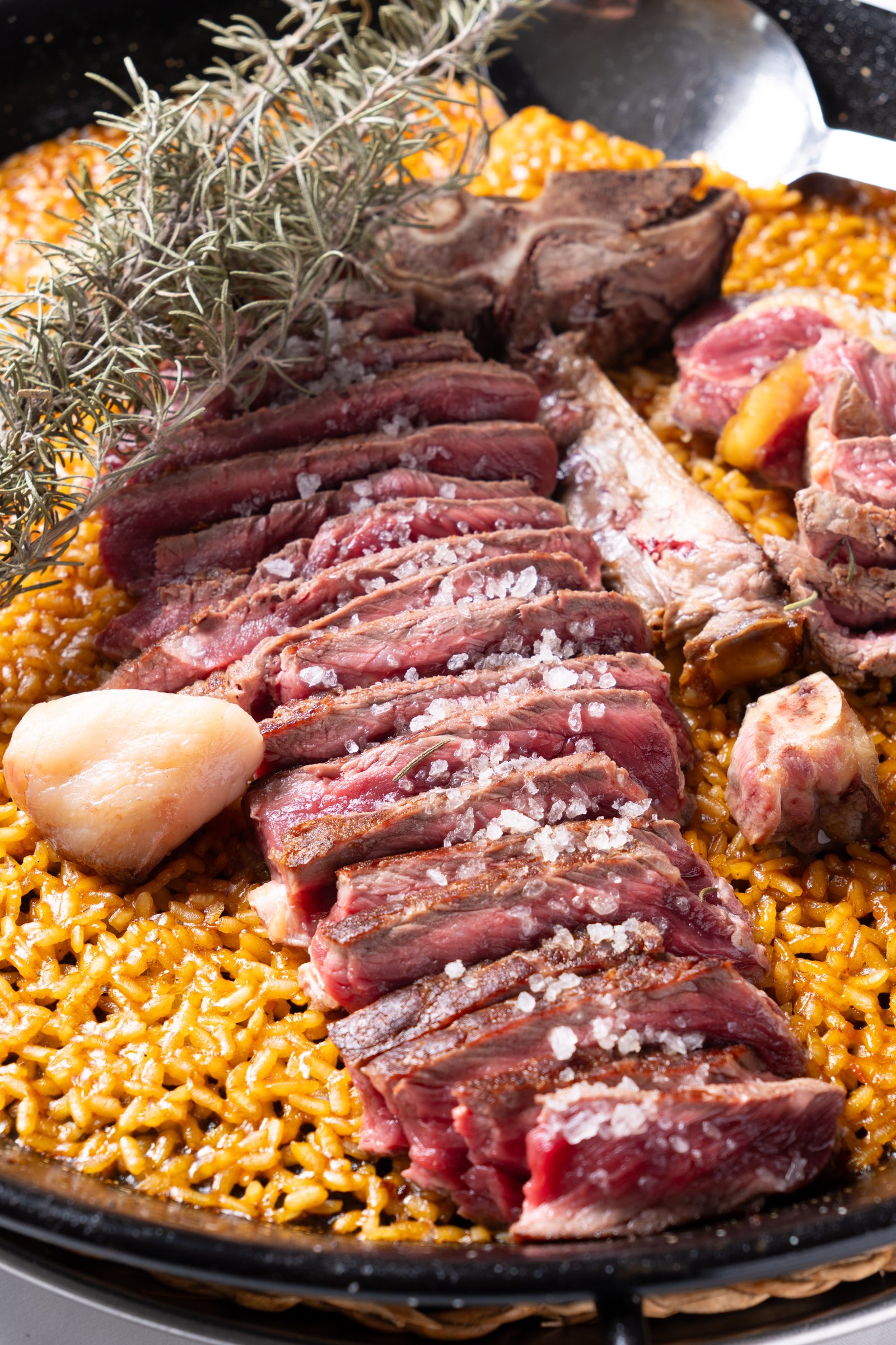 Arroz seco con chuletón – vista principal