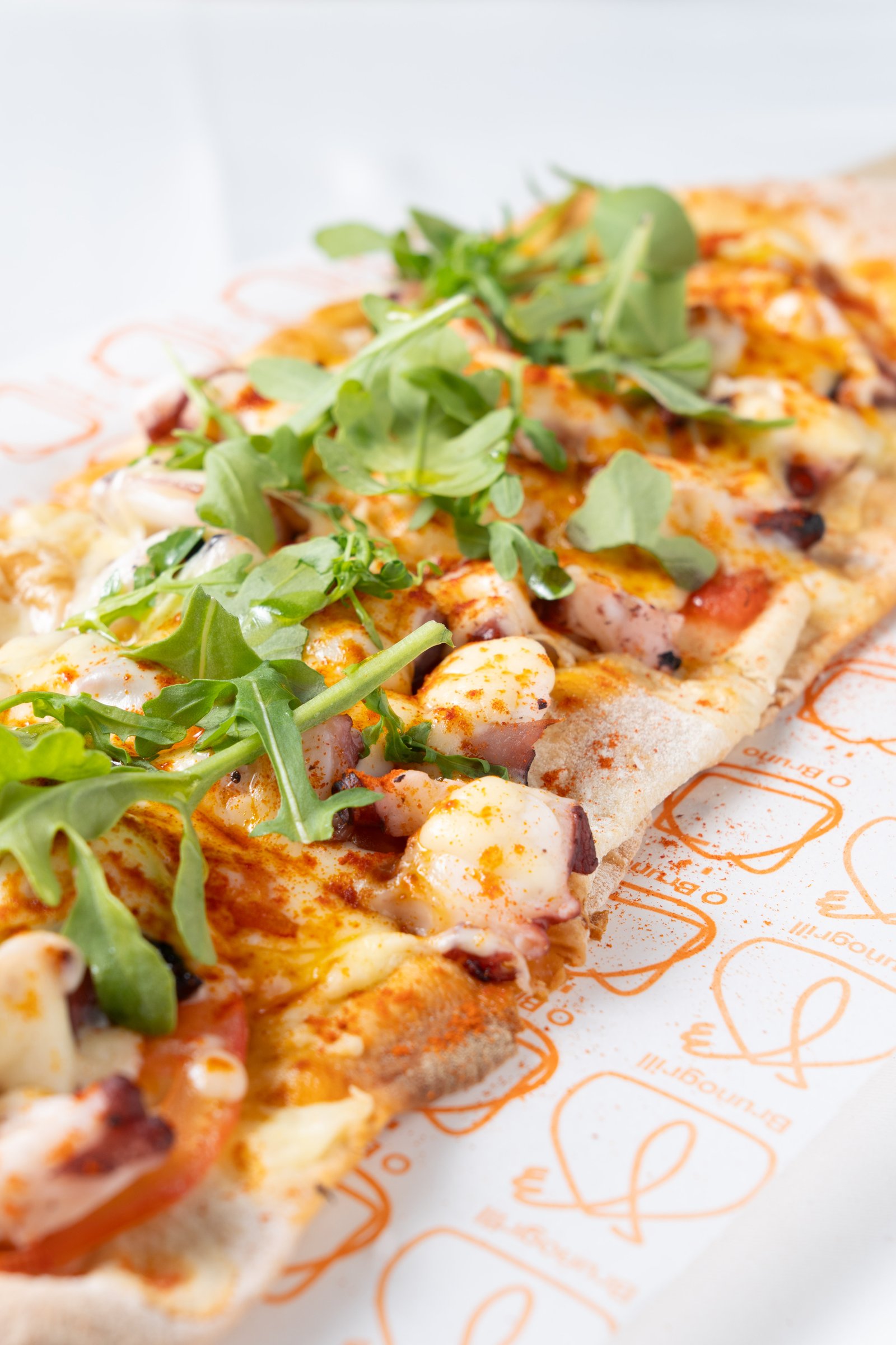 Chalana de pulpo con queso país y rúcula – detalle 1