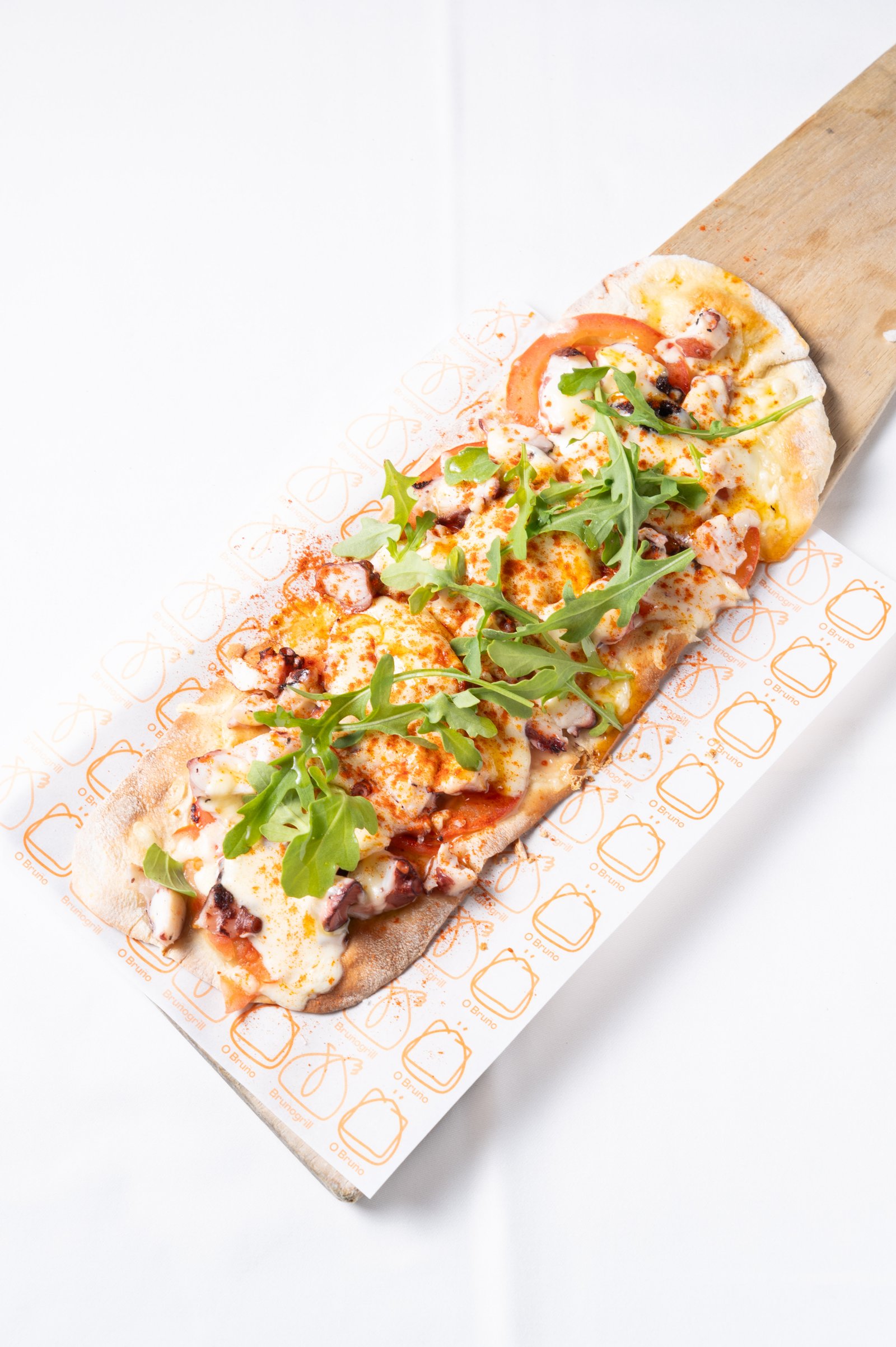 Chalana de pulpo con queso país y rúcula