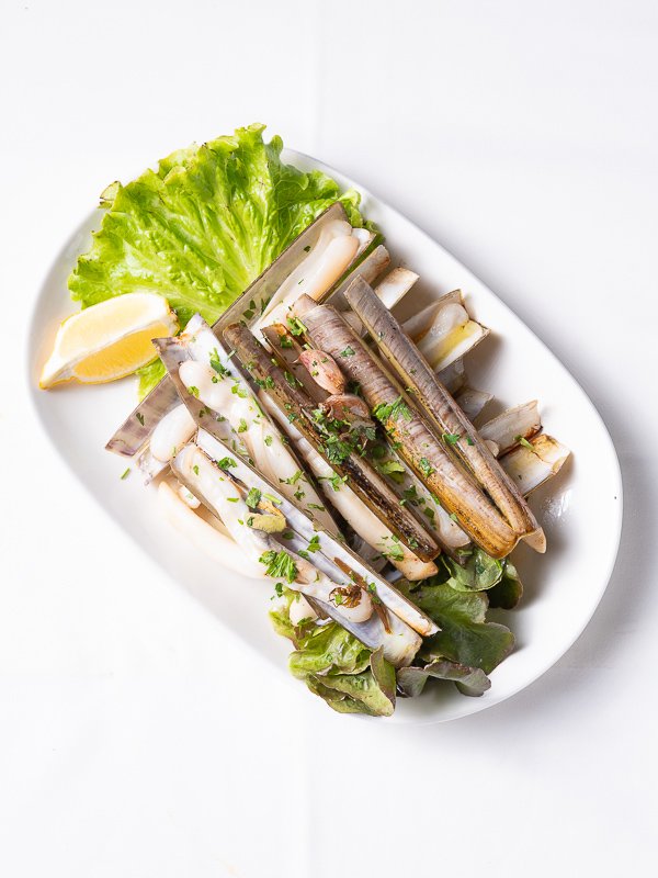 Postre gourmet visto desde arriba con decoración mínima